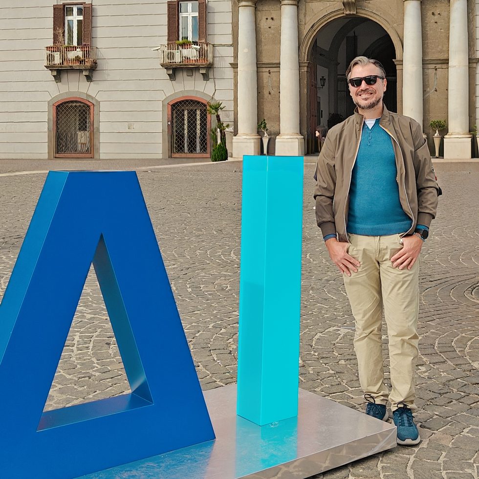 Ferdinando Arfè, titolare di Eroe Informatico, accanto alle lettere AI a Napoli